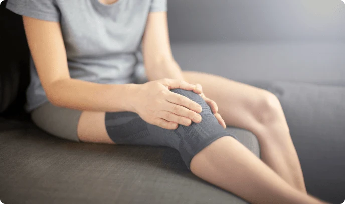 Doctor explaining treatment options for knee pain